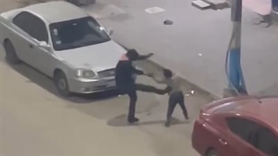 ضربه بالرجل.. فيديو لرجل يضرب صغيرًا يثير غضب رواد السوشيال ميديا