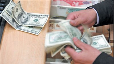 خبير اقتصادي يوضح أسباب انتعاش الجنيه أمام الدولار.. وتعاملات الإنتربنك تقفز 200% اليوم
