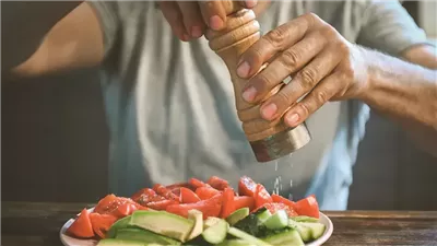 دراسة جديدة تكشف علاقة عادات بسيطة على مائدة الطعام بمخاطر صحية لدى كبار السن