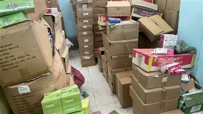 أدوية كحة ومكملات غذائية مغشوشة.. ضبط 141 ألف عبوة وأجهزة تصنيع داخل مخزن أدوية غير مرخص بكفر الزيات