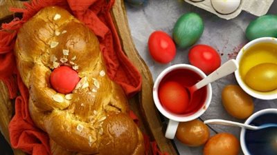 طريقة عمل البريوش الهش.. فطائر شم النسيم بالبيض الملون