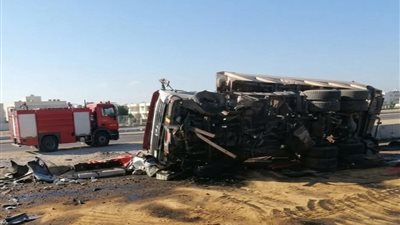 انقلاب سيارة نقل بطريق السويس - العين السخنة.. وإعادة تسيير الحركة المرورية