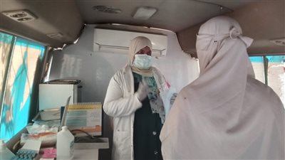توقيع الكشف الطبي على 1073 مواطنًا خلال قافلة مجانية بقرية التضامن في بني سويف