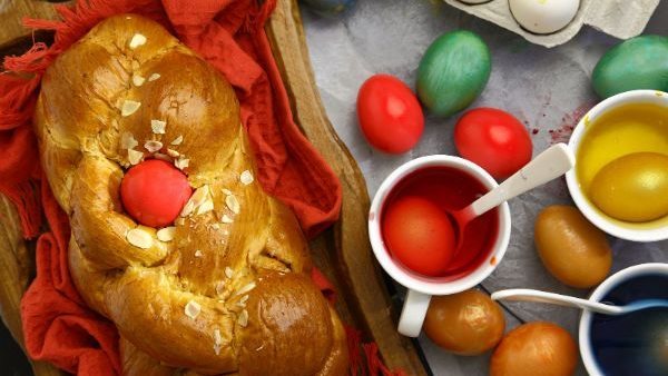 طريقة عمل البريوش الهش.. فطائر شم النسيم بالبيض الملون
