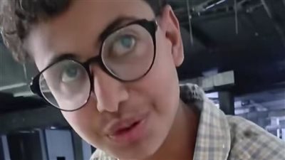 ما بفطرش وبتغدى بـ10 جنيه.. قصة نقاش شاب بالدقهلية يكافح لتوفير تكلفة عملية في عينه