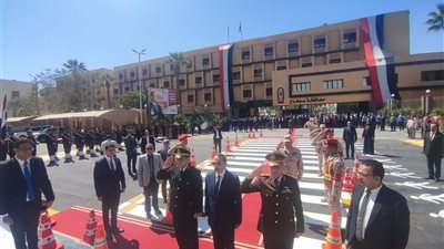 في عيدها القومي الـ227.. محافظ سوهاج يضع إكليل زهور على النصب التذكاري للشهداء