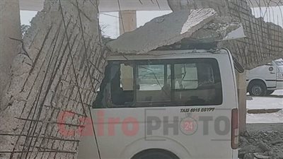تضرر سيارتين ميكروباص إثر سقوط جزء من سقف موقف السادات بالمنوفية دون إصابات|صور