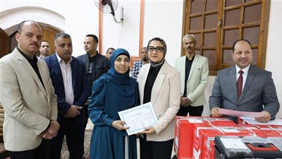 محافظ الوادي الجديد تُكرّم أوائل خريجي برامج التدريب المهني بالداخلة 