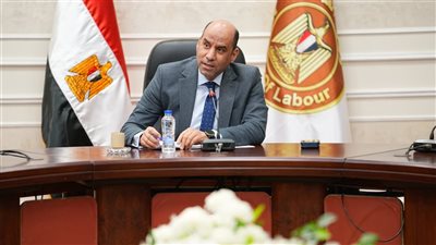 وزير العمل يُصدر قرارًا بتشكيل وحدة مركزية لتيسير أعمال المستثمرين