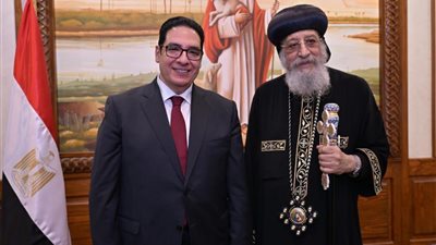 مصر نموذج فريد في التلاحم الوطني.. رئيس جامعة القاهرة يزور البابا تواضروس للتهنئة بعيد القيامة المجيد