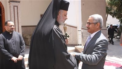 محافظ بني سويف يهنئ الأقباط بعيد القيامة خلال جولة على الكنائس والأديرة