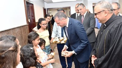 احتفالًا بعيد القيامة.. محافظ أسوان يوزع كروت تهنئة الرئيس والهدايا على الصغار في الكنائس