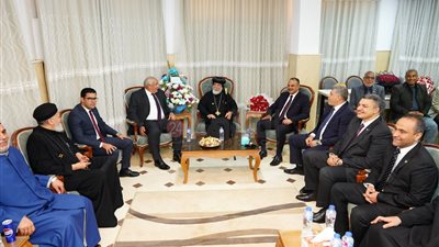 محافظ مطروح يهنئ الأنبا كاراس بعيد القيامة.. ويؤكد: الأعياد الدينية فرصة لتعزيز قيم السلام والمحبة