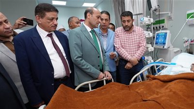 تعرض إلى حادث خلال العمل.. محافظ أسيوط يطمئن على رئيس قرية أم القصور بالمستشفى 