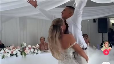 حملت العريس.. عروس أسترالية تفاجئ الحضور ليلة الزفاف بموقف غريب