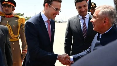 رئيس تتارستان يصل إلى القاهرة في زيارة عمل لتعزيز التعاون المشترك 