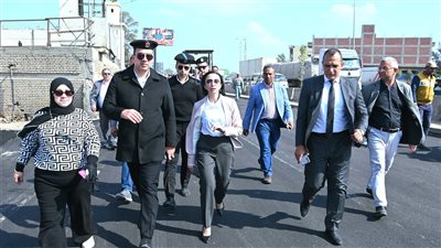محافظ البحيرة تفقد أعمال رصف وتطوير طريق الخدمات ومداخل مدينة دمنهور خلال جولة ميدانية
