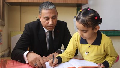 وكيل تعليم الجيزة يجري جولة مفاجئة بإدارتي الشيخ زايد وكرداسة لرصد نسب الغياب