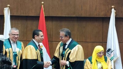  حدث نادر بجامعة عين شمس.. حلمي عبدالرحمن وزوجته يحصدان درجة الدكتوراة في يوم واحد بنفس القاعة بحضور وزير الصحة ورئيس هيئة الرعاية الصحية  | صور