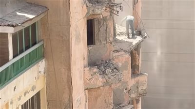 إزالة الأجزاء الخطرة من عقار بكورنيش ميامي في الإسكندرية 