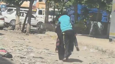 شايلة جزء من المعدة ودخلي 2000 جنيه.. أول تعليق من المسنة صاحبة فيديو حمل نجلها المريض | خاص