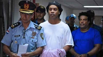 من منصات التتويج إلى الزنزانة.. رونالدينيو يروي تفاصيل الواقعة الأسوأ في مسيرته
