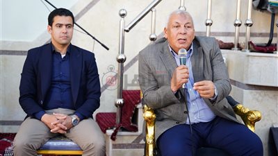 محافظ مطروح يلتقي أهالي أطنوح للاستماع إلى مطالبهم ويوجه بتلبيتها
