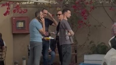 طارق علام ينتظر خروج جثمان والد زوجته دينا رامز من المستشفى