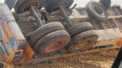 انقلاب تريلا محملة بـ60 طن بطاطس بطريق منفلوط الوادي الجديد