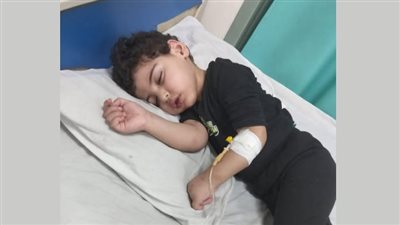 مرض غير معلوم.. أسرة صغير تستغيث بسبب إصابته بمرض وراثي غامض وحجزه بالمستشفى 
