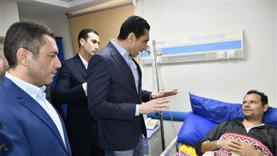 بعد تعرضه لإصابة خلال عمله.. وزير الرياضة يزور عامل نظافة للاطمئنان على حالته الصحية