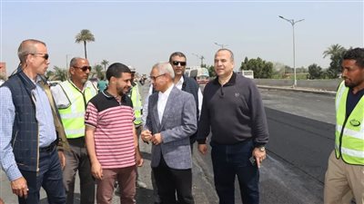 محافظ بني سويف يتابع رصف طريق دمو ـ الفيوم.. ويوجه بسرعة استكمال خطة تطوير الطرق