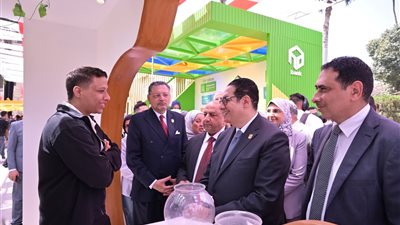 رئيس جامعة القاهرة يتفقد المعرض الخاص بالشركات والمؤسسات ضمن فعاليات ملتقى التوظيف