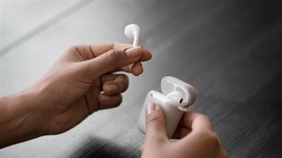 أضرار ارتداء سماعات AirPods على صحة الدماغ .. اعرف التفاصيل 