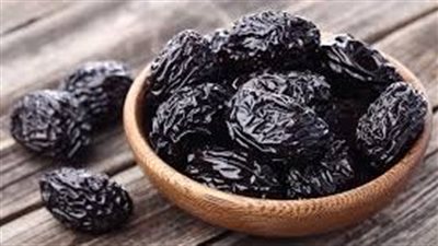 فوائد البرقوق المجفف في علاج الإمساك وتحسين صحة الأمعاء