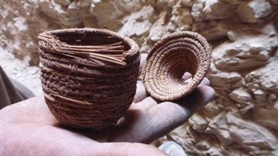 العثور على سلة صغيرة داخل بئر بمقبرة جحوتي بالأقصر خلال أعمال بعثة إسبانية