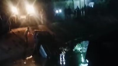 نجاة سائق من الموت بعد سقوط سيارة ملاكي في ترعة بالمراغة بسوهاج