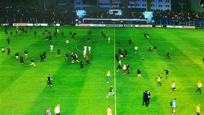 تأخير انطلاق مباراة أولمبيك آسفي واتحاد العاصمة بسبب اقتحام الجماهير أرض الملعب
