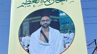 اللي عمل خير عمره ما يمشي.. أصدقاء طبيب شاب راحل يعلقون لافتة تخليدًا لذكراه في أكبر ميادين تلا بالمنوفية