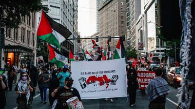 مظاهرة احتجاجية في سياتل بأمريكا ضد فعالية يهودية تدعم إسرائيل وسط توترات وانقسامات