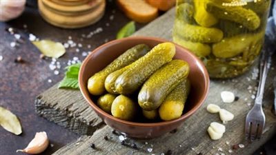 طريقة عمل الخيار المخلل السوري.. سر القرمشة في مكون واحد