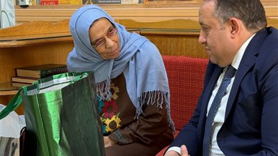 نقيب المهندسين يزور مهندسة الطاقة الذرية ليلى إبراهيم.. ويوجه بسرعة صرف معاشها 