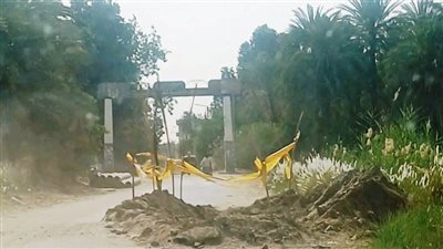 محافظ أسوان يحيل واقعة وفاة شاب سقط في حفرة صرف صحي للنيابة.. ويعزي أسرته