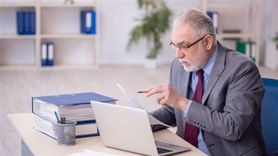دراسة: جيل زد ينظر إلى الزملاء الأكبر سنًا بالعمل على أنهم غير أكفاء وغير جديرين بالثقة