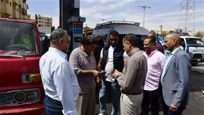 محافظ أسوان يتفقد محطة وقود بطريق السادات.. ويشدد على الالتزام بضوابط تنظيم حركة التزود بالوقود