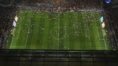 جماهير لانس تقتحم الملعب احتفالًا بالتأهل التاريخي لنهائي كأس فرنسا