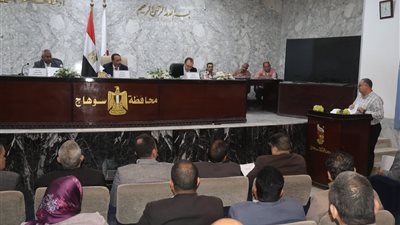 محافظ سوهاج يترأس المجلس التنفيذي ويناقش معدلات الأداء في عدد من الملفات المهمة