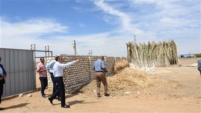 تحرك سريع لمحافظ أسوان.. إزالة تعديات والتحفظ على سيارة لتفريغ مياه الصرف بالأراضي الزراعية