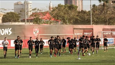 الأهلي يستأنف تدريباته على ملعب التتش.. وكريم فؤاد يبدأ المشاركة تدريجيًّا 