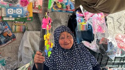 ببيع ألعاب الأطفال.. الحاجة منى مسنة تواجه الحياة وتربي 4 صغار بعد وفاة زوجها في المنوفية